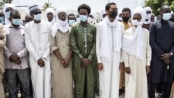 Des proches ainsi que des personnes en deuil tchadiennes et sénégalaises se rassemblent avant une prière funéraire pour feu l'ex-président tchadien Hissène Habré dans une mosquée de Dakar le 26 août 2021.