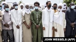 Des proches ainsi que des personnes en deuil tchadiennes et sénégalaises se rassemblent avant une prière funéraire pour feu l'ex-président tchadien Hissène Habré dans une mosquée de Dakar le 26 août 2021.