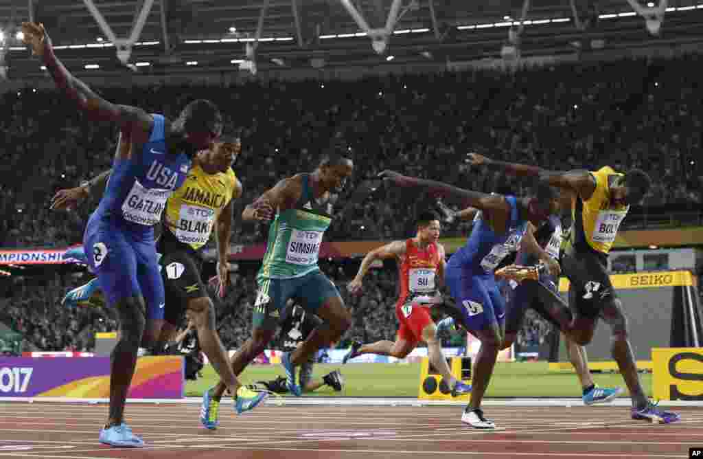 Justin Gatlin, à gauche, gagne la médaille d&#39;or, suivi de Christian Coleman, argent, Usain Bolt, bronze, lors de la finale des 100 mètres au championnat du monde de Londres, le 5 août 2017.