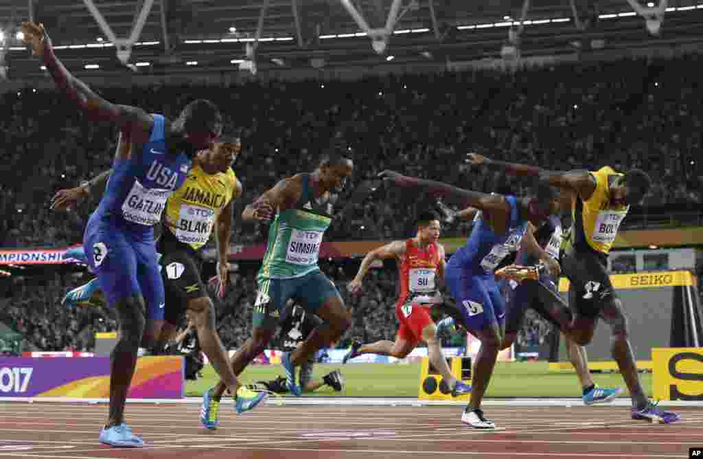 Justin Gatlin, à gauche, gagne la médaille d'or, suivi de Christian Coleman, argent, Usain Bolt, bronze, lors de la finale des 100 mètres au championnat du monde de Londres, le 5 août 2017.