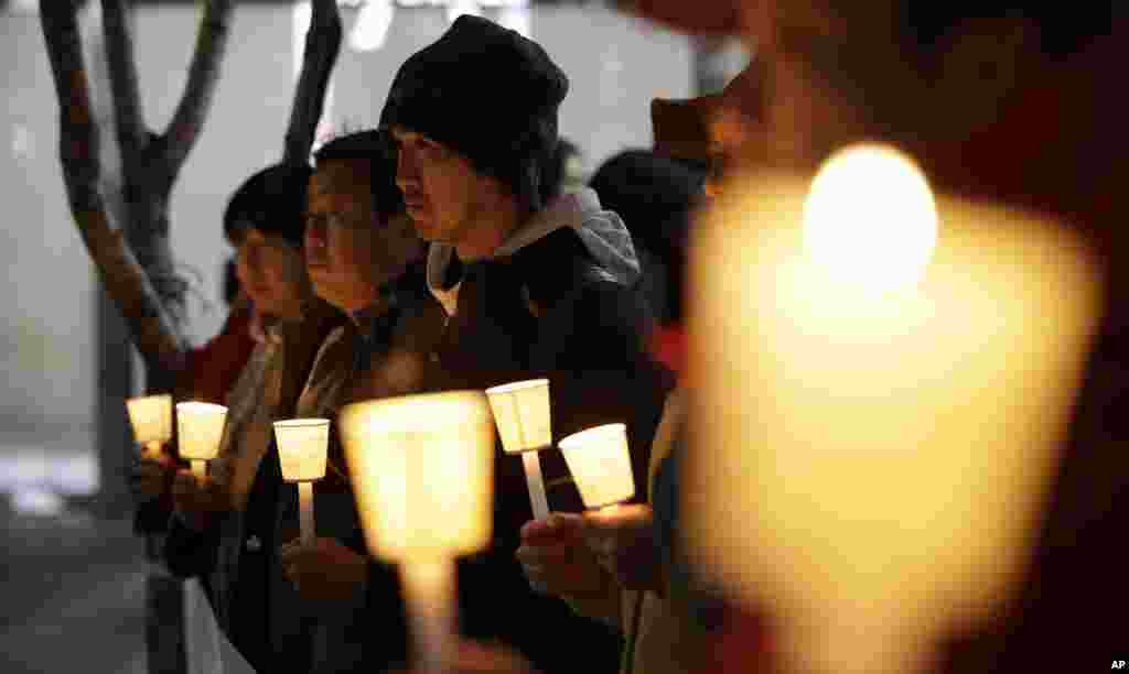 South Koreans hold a vigil, praying for a quick recovery of injured U.S. Ambassador Mark Lippert in downtown Seoul, March 5, 2015.