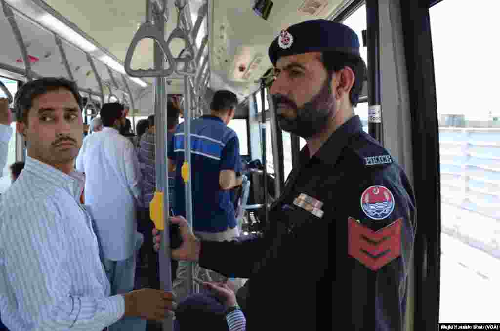 سکیورٹی خدشات کے پیش نظر بس کے اندر سکیورٹی اہلکار کو بھی تعینات کیا گیا ہے۔