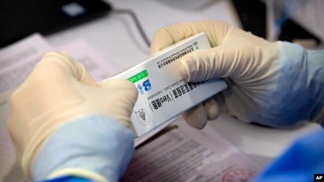 Seorang petugas kesehatan menyiapkan vaksin Sinopharm untuk vaksinasi COVID-19 di Beijing, China (foto: dok).