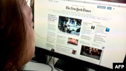 Una mujer lee The New York Times en su computadora el 15 de junio de 2016 en Washington, DC.