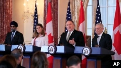 미국-캐나다 외교·국방장관 회담이 14일 워싱턴 국무부 청사에서 열렸다. 왼쪽부터 하르짓 사잔 캐나다 국방장관, 크리스티아 프리랜드 캐나다 외교장관, 마이크 폼페오 미국 국무장관, 짐 매티스 미국 국방장관.