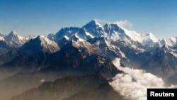 Deretan pegunungan Himalaya, termasuk Gunung Everest (tengah), puncak tertinggi di dunia.