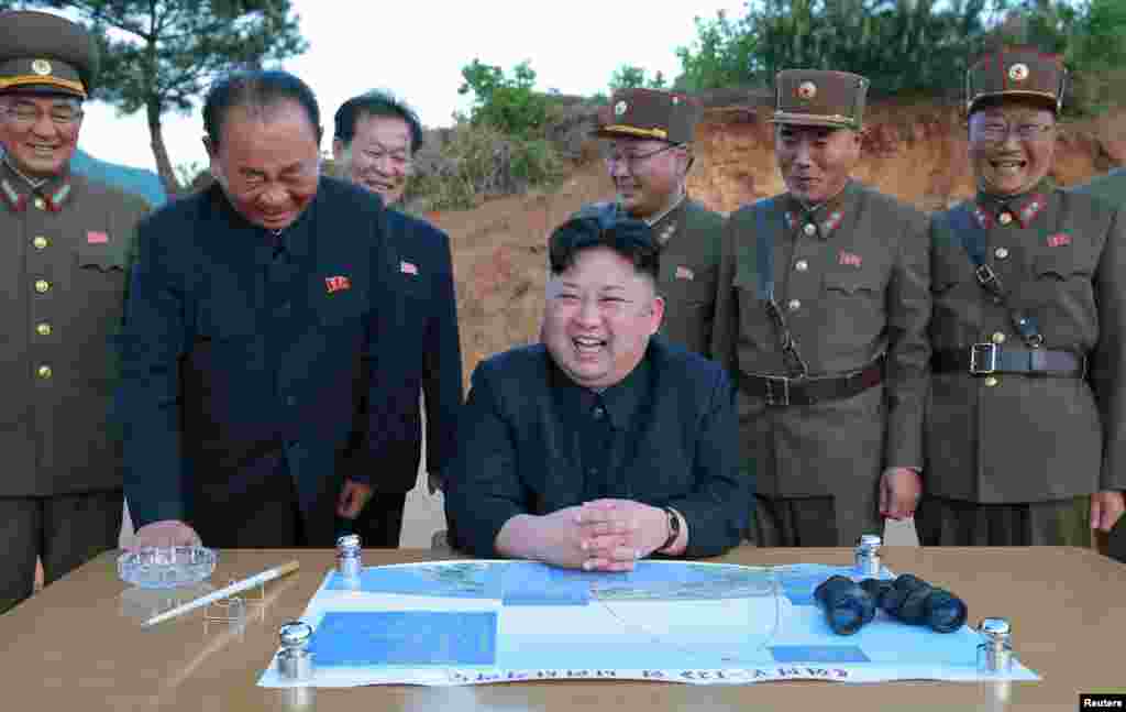 김정은 북한 국무위원장이 지난 14일 새로 개발한 지대지 중장거리 전략 탄도미사일 '화성-12'의 시험발사에 참관했다고 조선중앙통신이 15일 전했다. 김정은 국무위원장이 군 지휘관들과 시험발사 장면을 지켜보는 가운데, 책상에는 '<<화성포-12>> 형 시험사격략도'라는 제목의 지도가 놓여있다.