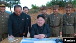 김정은 북한 국무위원장이 지난 14일 새로 개발한 지대지 중장거리 전략 탄도미사일 '화성-12'의 시험발사에 참관했다고 조선중앙통신이 15일 전했다.