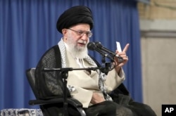 Dalam foto yang dirilis situs web resmi kantor Pempin Tertinggi Iran, Ayatollah Ali Khamenei berbicara dalam pertemuan dengan para pejabat kehakiman di Teheran, Iran, 26 Juni 2019.