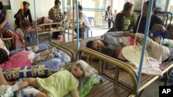 Cambodian infants sleep on beds in a crowded ward at Phnom Penh's National Pediatric Hospital, file photo. 