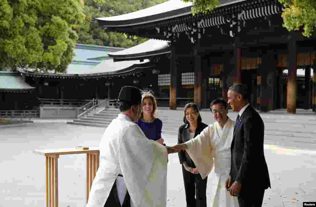 일본을 국빈방문 중인 바락 오바마 미국 대통령(오른쪽)이 24일 캐롤라인 케네디 주일 미국대사(왼쪽 2번째)와 함께 도쿄 메이지 신궁을 방문했다. 