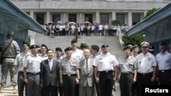 General Džejms Turman, komandant američkih snaga, sa zvaničnicima nadzorne komisije, UN i Južne Koreje, posle ceremonije obeležavanja 59. godišnjice primirja.