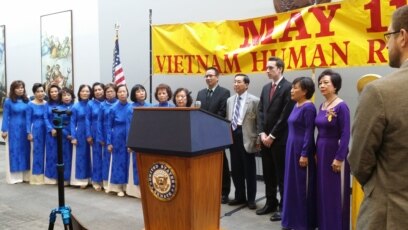Một buổi lễ kỷ niệm Ngày Nhân quyền Việt Nam hôm 11/5/2016 tại Quốc hội Mỹ. Một nhóm các dân biểu lưỡng đảng Hoa Kỳ vừa giới thiệu Đạo luật Nhân quyền Việt Nam nhằm đưa ra các biện pháp hữu hiệu để cải thiện tình hình nhân quyền ở Việt Nam.
