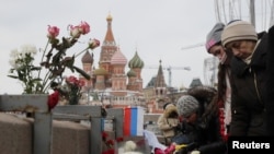 Rusi na mestu u centru Moskve na kojem je 2015. ubijen Nemcov. 25. februar, 2018. 