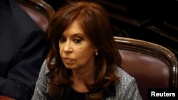 Cristina Fernandez de Kirchner, assiste à une session au Sénat à Buenos Aires, en Argentine, le 22 août 2018.