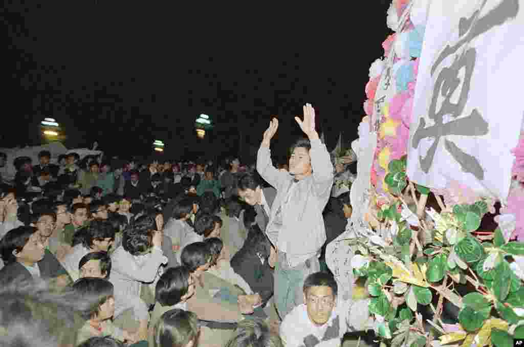 A student leader tries in vain to settle down a crowd of Beijing University students who converged on the Chinese Communist Party headquarters after demonstrating at Tiananmen Square in Beijing, April 19, 1989.