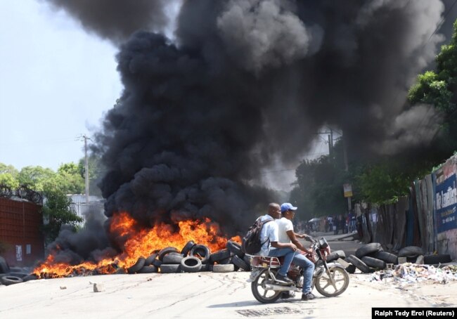 Warga Haiti melakukan pemogokan nasional untuk memprotes meningkatnya gelombang penculikan, beberapa hari setelah penculikan sekelompok misionaris, di Port-au-Prince, di Haiti 18 Okober 2021. (Foto: Reuters)