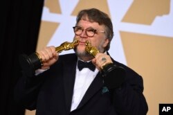 El director Guillermo del Toro en la Sala de Prensa de los Oscars. 4-3-18.