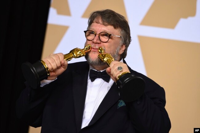 El director Guillermo del Toro en la Sala de Prensa de los Oscars. 4-3-18.