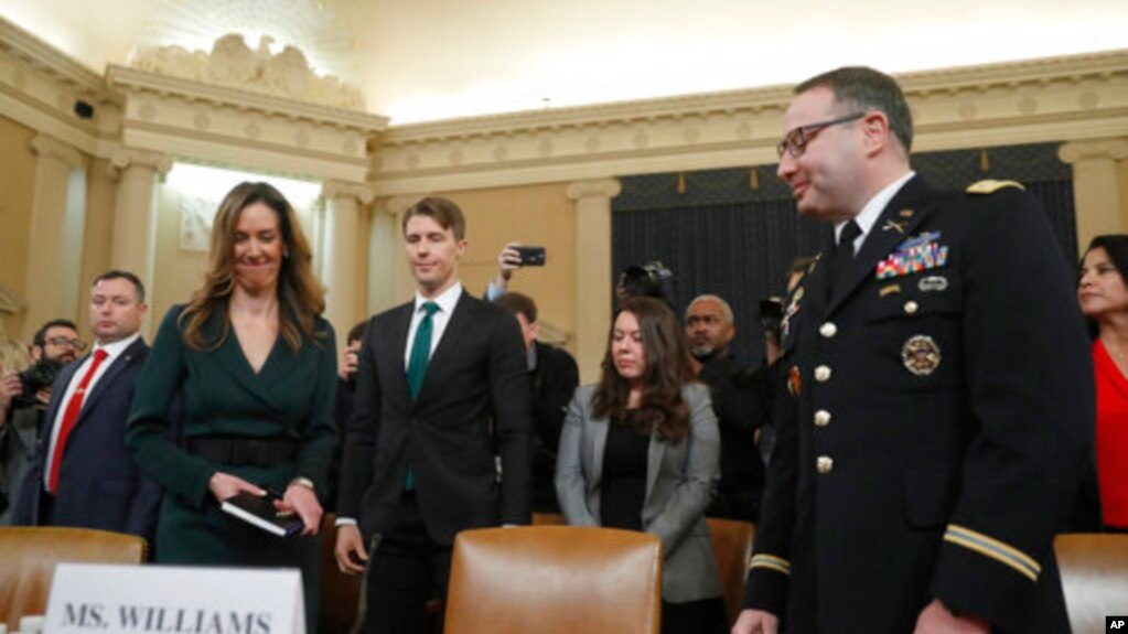 Trung tá Alexander Vindman (phải) ra khai chứng trước Ủy ban Tình báo Hạ viện ở Washington ngày 19/11/2019, trong phiên điều trần luận tội Tổng thống Donald Trump.