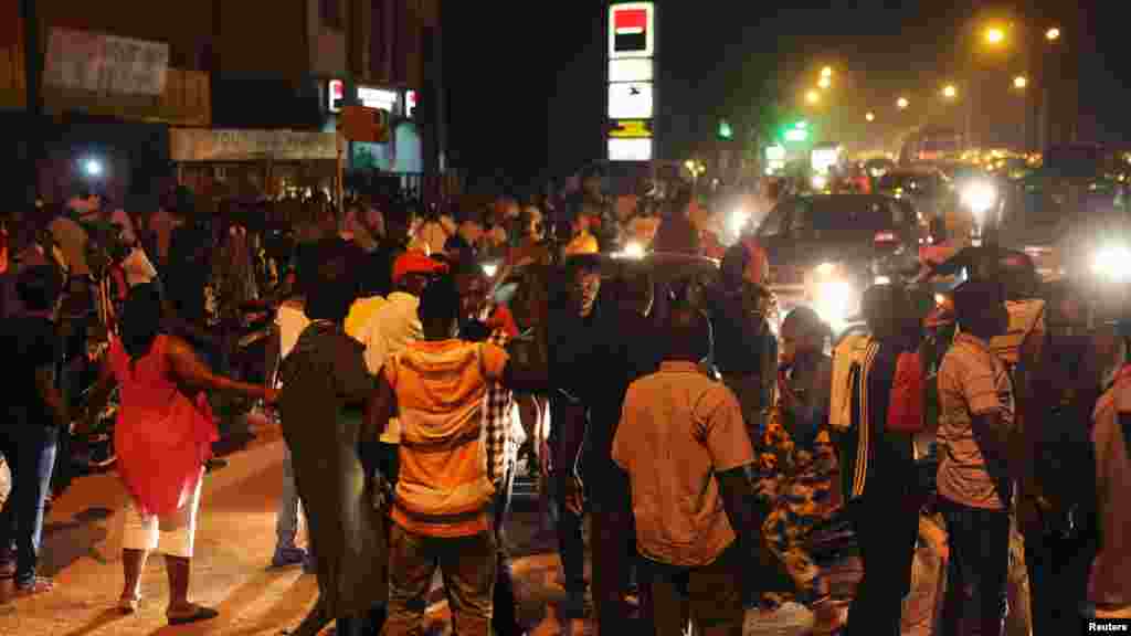 Manifestantes bloqueiam o trânsito da capital e gritam palavras de ordem contra a guarda presidencial que mantém cativos o Presidente e o primeiro-ministro interino. Ouagadougou, Burkina Faso, 16 Setembro, 2015.