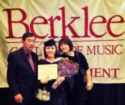 Jesica Yap dan kedua orang tuanya saat acara kelulusan di Berklee College of Music (Dok: Jesica Yap)