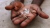 Diamantes "ilegais" à venda em Manica, cidade moçambicana perto da fronteira com o Zimbabué 