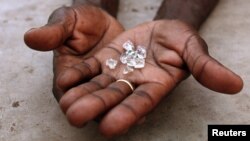 Diamantes "ilegais" à venda em Manica, cidade moçambicana perto da fronteira com o Zimbabué 