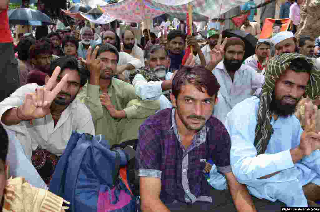 طاہر القادری کے ہمراہ آنے والے کارکنان نے آبپارہ مارکیٹ کے سامنے پڑاؤ ڈالے ہوئے ہیں۔