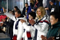 Južnokorejski predsednik Mun Đae In, s leva, prva dama Kim Džong Suk, Ivanka Tramp, ćerka predsednika SAD Donalda Trampa i kineski zamenik premijera Liu Jandong aplaudiraju sportistima iz Severne Koreje koji hodaju zajedno na ceremoniji zatvaranja Zimskih olimpijskih igara.