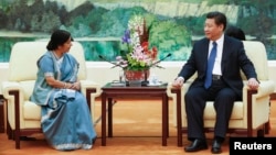 Menu India Sushma Swaraj (kiri) bersama Presiden China Xi Jinping di Beijing (2/2). 