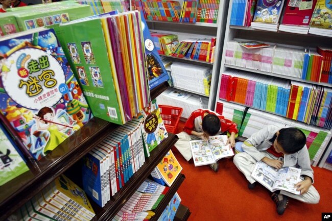 Anak-anak membaca buku komik di pameran buku di Kuala Lumpur, Malaysia, Kamis, 9 September 2010. (Foto AP/Lai Seng Sin)