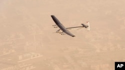 ພາບຈາກບໍລິສັດ Solar Impulse ສະແດງໃຫ້ເຫັນເຮືອບິນ "Solar Impulse 2" ທີ່​ໃຊ້​ພະລັງແສງອາທິດ ກຳລັງບິນຢູ່ ຫຼັງຈາກທີ່ໄດ້ບິນຂຶ້ນ ຈາກສະໜາມບິນ Al Bateen Executive ໃນນະຄອນຫລວງ Abu Dhabi ປະເທດ United Arab Emirates, ວັນທີ 9 ມີນາ 2015.