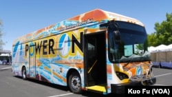 第一辆加州造的电动长程巴士（美国之音国符拍摄）