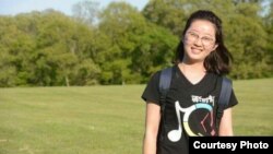 ນາງ ຢິງຢິງ ຊັງ (Yingying Zhang) ອາຍຸ 26 ປີ ທີ່ເປັນນັກຄົ້ນຄວ້າສາກົນ ຢູ່ທີ່ມະຫາວິທະຍາໄລລັດອີລິນອຍ ທີ່ວິທະຍາເຂດ Urbana–Champaign ທີ່ ຖືກລັກພາຕົວໄປ ພາຍຫລັງທີ່ໄດ້ຂຶ້ນລົດຄັນນຶ່ງ ຢູ່ບ່ອນຈອດລົດເມ ໃນມະຫາວິທະຍາໄລ ທີ່ຜູ້ກ່ຽວເຮັດວຽກຢູ່ນັ້ນ ໃນວັນທີ 9 ມິຖຸນາ, 2017 ທີ່ຜ່ານມາ.