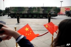 资料照：东风-41洲际战略核导弹在北京天安门广场举行的国庆阅兵式展示。（2019年10月1日）
