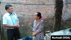 Winarta (kiri) dari Komite Disabilitas DIY berbicara dengan ibu Zaenab. (Foto: VOA/Nurhadi)