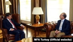 Kerkük İl Meclis Başkanı Hasan Turan'la görüşen Dışişleri Bakanı Ahmet Davutoğlu