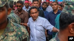 Le président de l'archipel des Maldives, Yameen Abdul Gayoom, entouré de ses gardes du corps arrive à Malé, 3 février 2018.