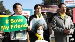 14일 유엔 유럽 본부 앞 탈북자 강제송환 저지 여론 확산을 위해 제네바를 방문 중인 국회대표단장 김형오 전 국회의장 (뒷줄 오른쪽). 