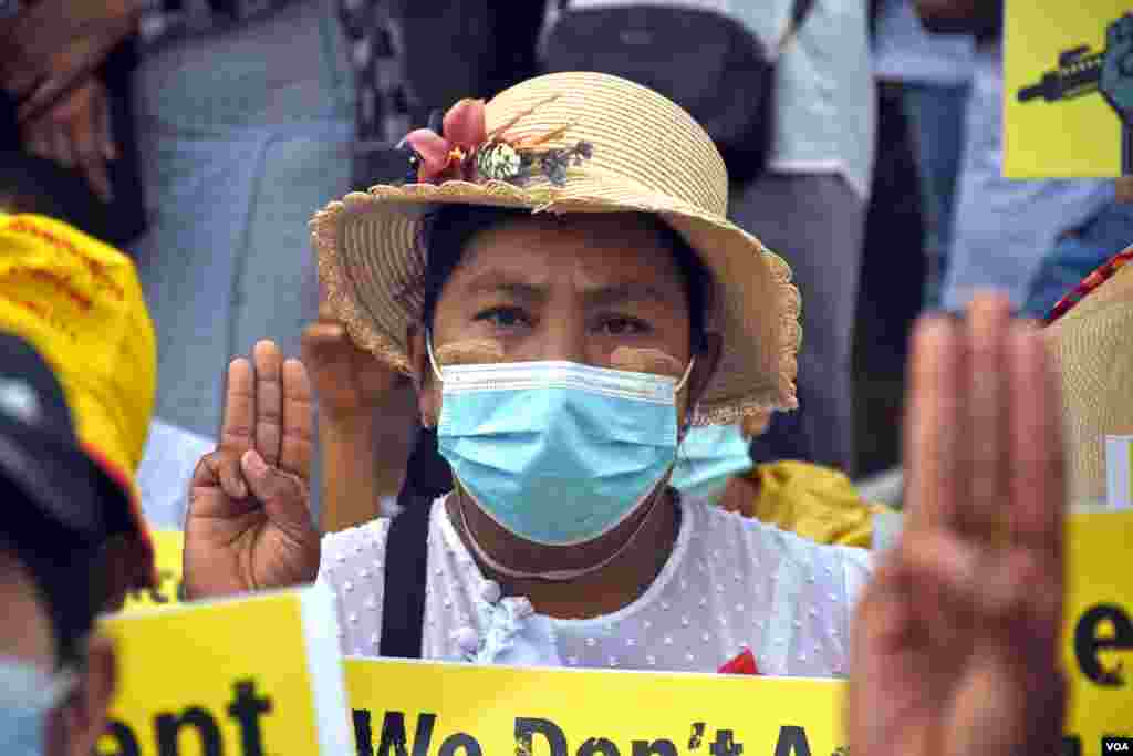 ရန်ကုန်မြို့က စစ်အာဏာဖီဆန် ဆန္ဒပြမြင်ကွင်း။ (ဖေဖော်ဝါရီ ၁၈၊ ၂၀၂၁)