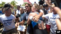 Diana Nyad dipeluk warga AS yang menunggunya di Pantai Key West, Florida setelah menyelesaikan renang dari Kuba ke Florida (2/9). 