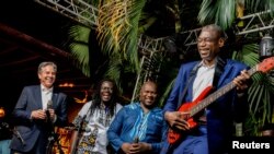 Mantan bintang bola basket NBA asal Kongo Dikembe Mutombo (kanan) hadir bersama Menteri Luar Negeri AS Antony Blinken dalam sebuah acara yang menjadi bagian dari kunjungan Blinken ke Kinshasa, Republik Demokratik Kongo, pada 9 Agustus 2022. (Foto: Pool via Reuters/Andrew Harnik)