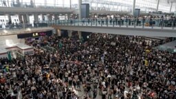 Pengunjuk rasa anti-RUU ekstradisi saat turun ke jalan secara massal di Bandara Internasional Hong Kong pada 12 Agustus 2019. (Tyrone Siu/Reuters)