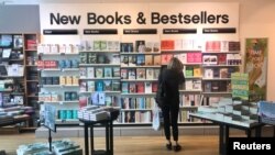 Una mujer ojea un libro en la librería Waterstone en Altrincham, Inglaterra.