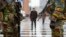Бельгійські солдати несуть патрульну службу перед штаб-квартирою ЄС в Брюсселі   