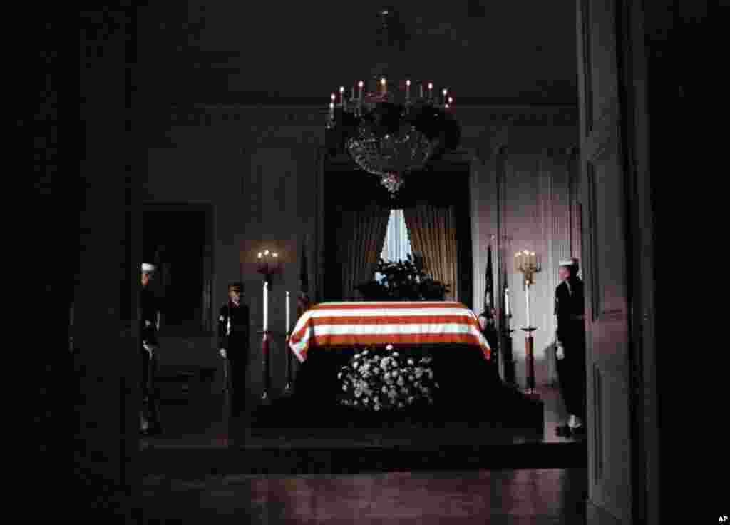 Le milieu de terrain ivoirien de Manchester City Yaya Touré est devenu le premier joueur à remporter quatre fois d'affilée le trophée de joueur africain de l'année lors de la soirée Glo-Caf Award 2014, jeudi à Lagos.