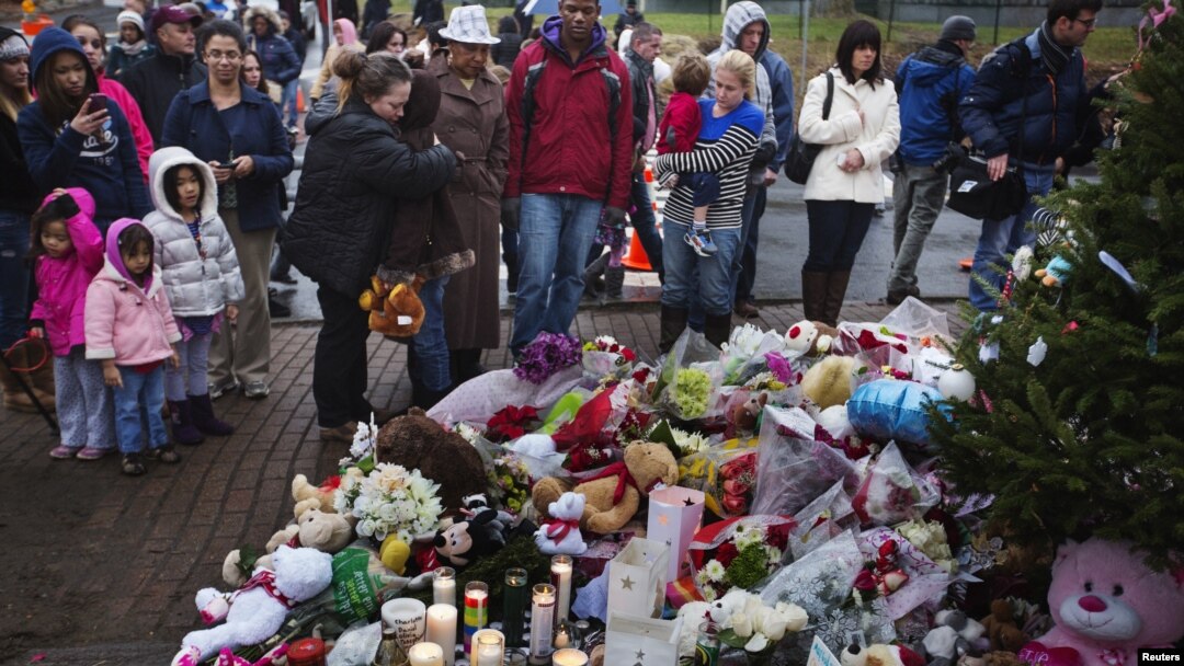 Warga mengunjungi tempat penghormatan untuk para korban pembunuhan massal di Newtown, Connecticut (16/12). (Reuters/L. Jackson)