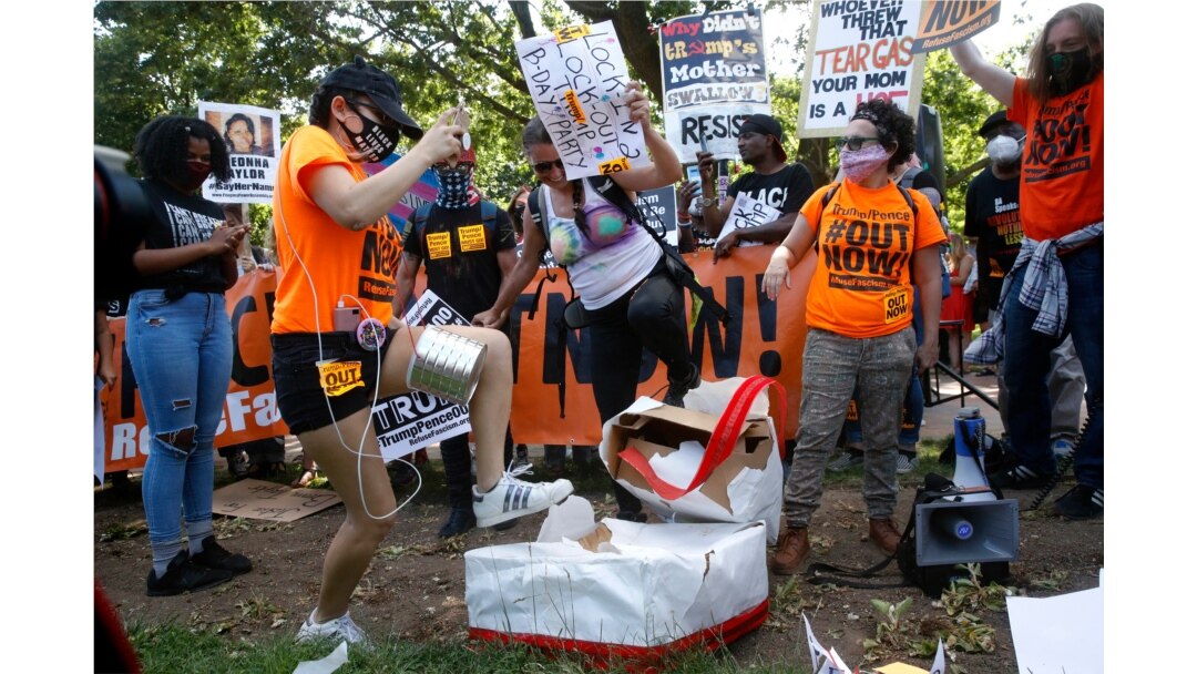 Manifestantes destruyen un pastel de cumpleaños para el presidente Donald Trump, el domingo 14 de junio de 2020, en el parque Lafayette, frente a la Casa Blanca. El presidente cumplía 74 años ese día.
