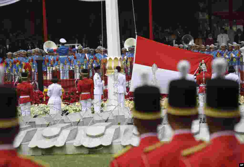 Anggota Paskibraka mengibarkan bendera merah-putih dalam upacara peringatan Hari Kemerdekaan ke-73 Republik Indonesia di Istana Merdeka di Jakarta, Jumat, 17 Agustus 2018. (Foto: AP)